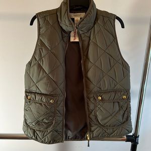 Women’s vest. Medium. Olive green. Zipper. Pockets. New. Never worn. Polyester